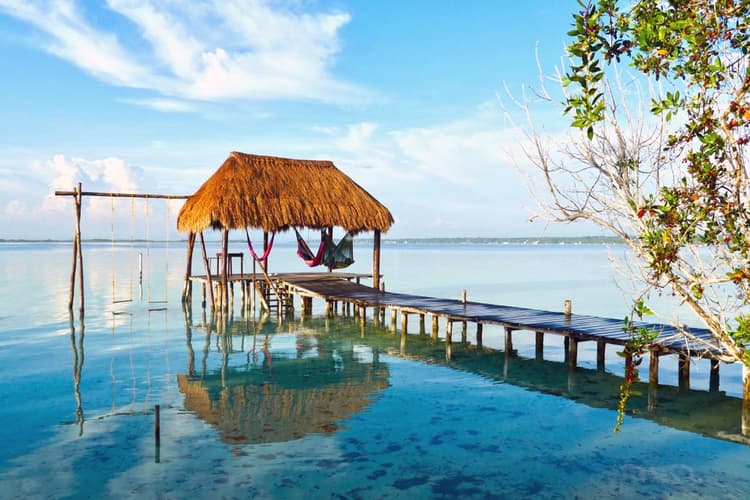Palapas, Hamacas y La Laguna de Bacalar