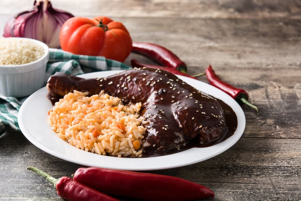 Plato tradicional de mole con pollo y arroz