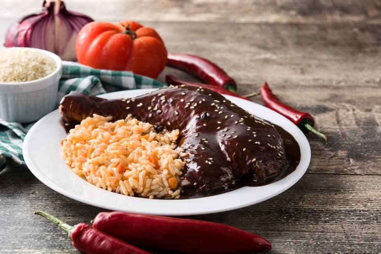 Plato tradicional de mole con pollo y arroz