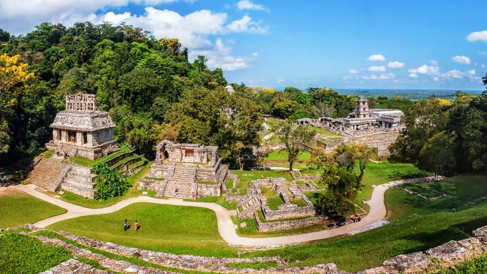 Ruinas arqueológicas en parque natural de Palenque