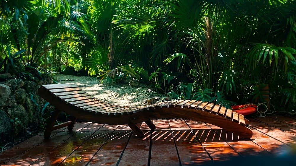 Lounger in Kantun Chi cenote