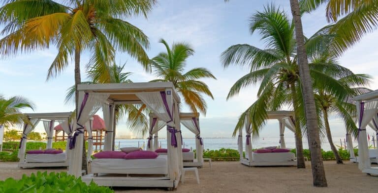 Descubra o paraíso: Beach Clubs nos Hotéis Oasis de Cancún e Tulum