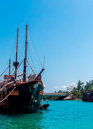 Galeão pirata no mar turquesa de Cancún