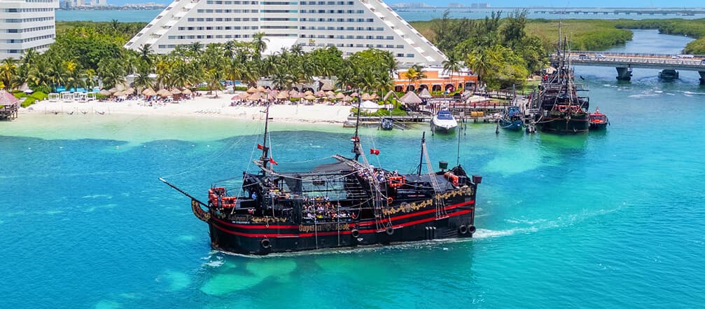Galeão pirata no mar turquesa de Cancún
