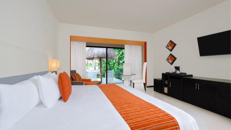 Quarto Junior Suite com cama King Size e bela vista no Hotel Oasis Riviera