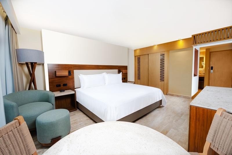 Quarto Estándar com cama King Size decorada en colores gris, rojo, negro e blanco no hotel Oh! T