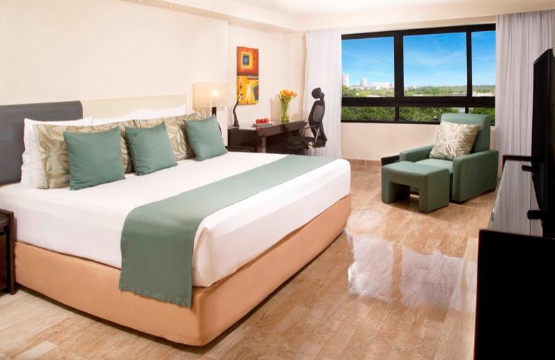 Quarto Superior com cama King Size e ventana com bela vista no hotel Smart Cancún by Oasis